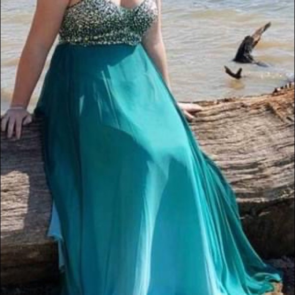 Prom dress - Picture 2 of 2